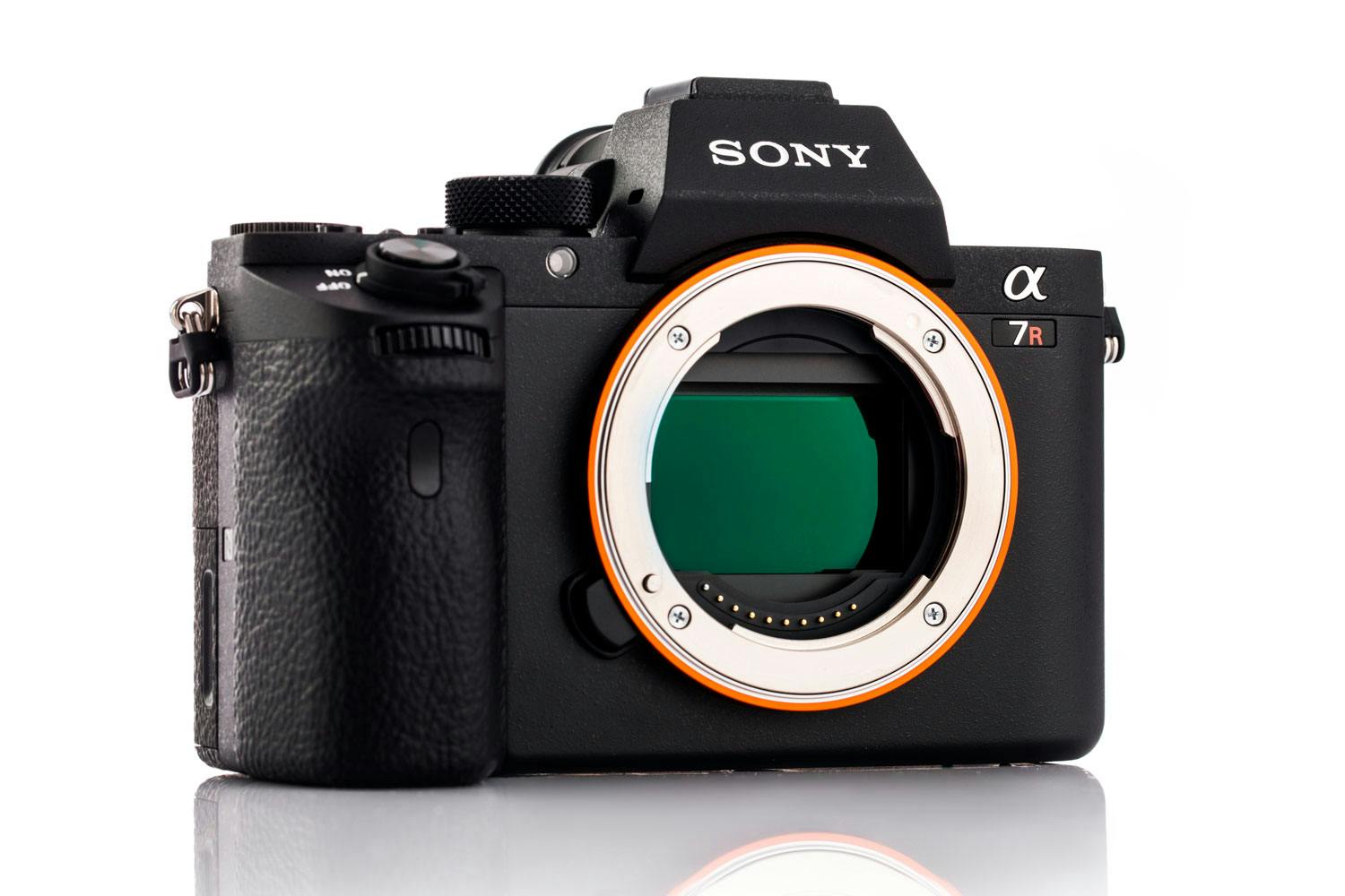 Den store sensor indtager meget lys, hvilket er en fordel, når man fotograferer nordlys. Den store sensor indtager meget lys, hvilket er en fordel, når man fotograferer nordlys.